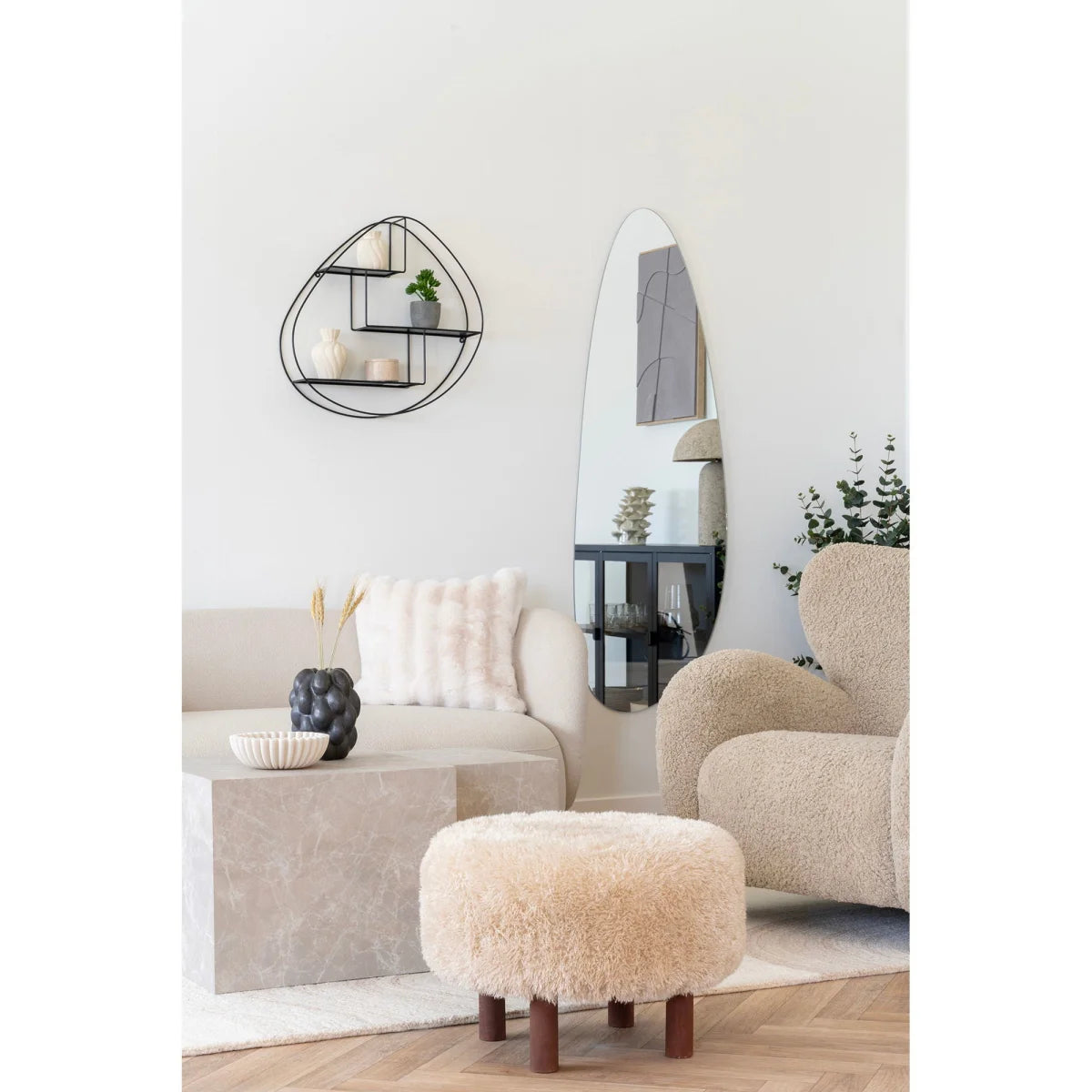 Pouf rond en faux fourrure beige avec pieds en bois brun clair Ø50 cm