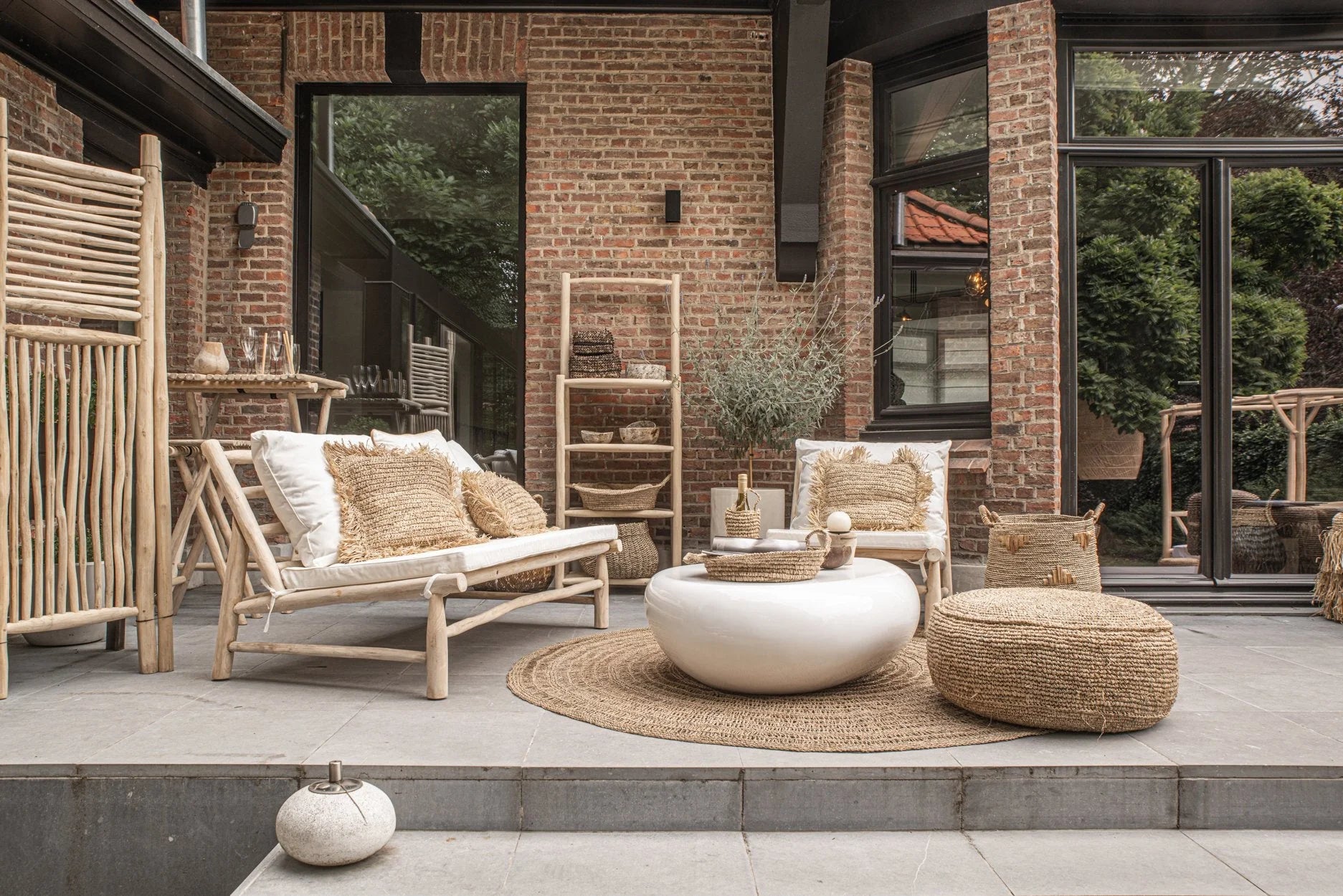 Arrangement de sièges extérieur avec pouf rond en raphia tressé naturel Ø60 cm