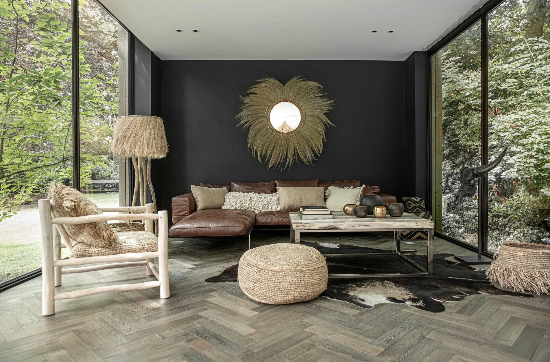 Pouf rond en raphia tressé naturel dans un salon bohème style, Ø60 cm