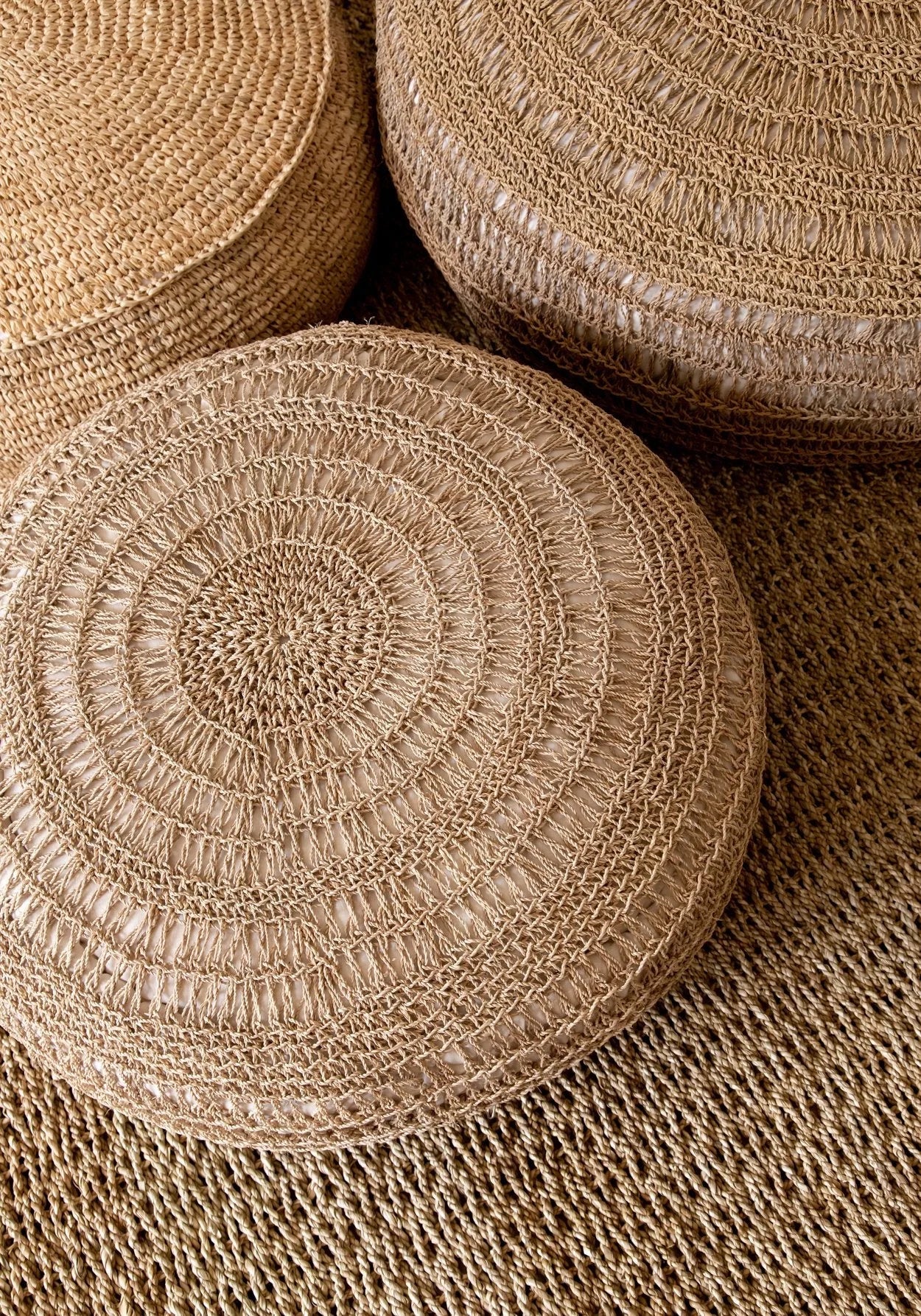 Pouf rond en raphia tressé naturel, idéal pour salon ou extérieur couvert, diamètre 60 cm
