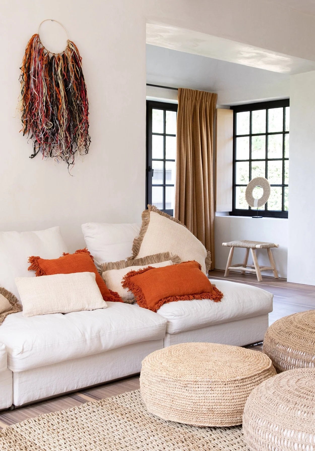 Pouf rond en raphia tressé naturel dans un salon de style bohème