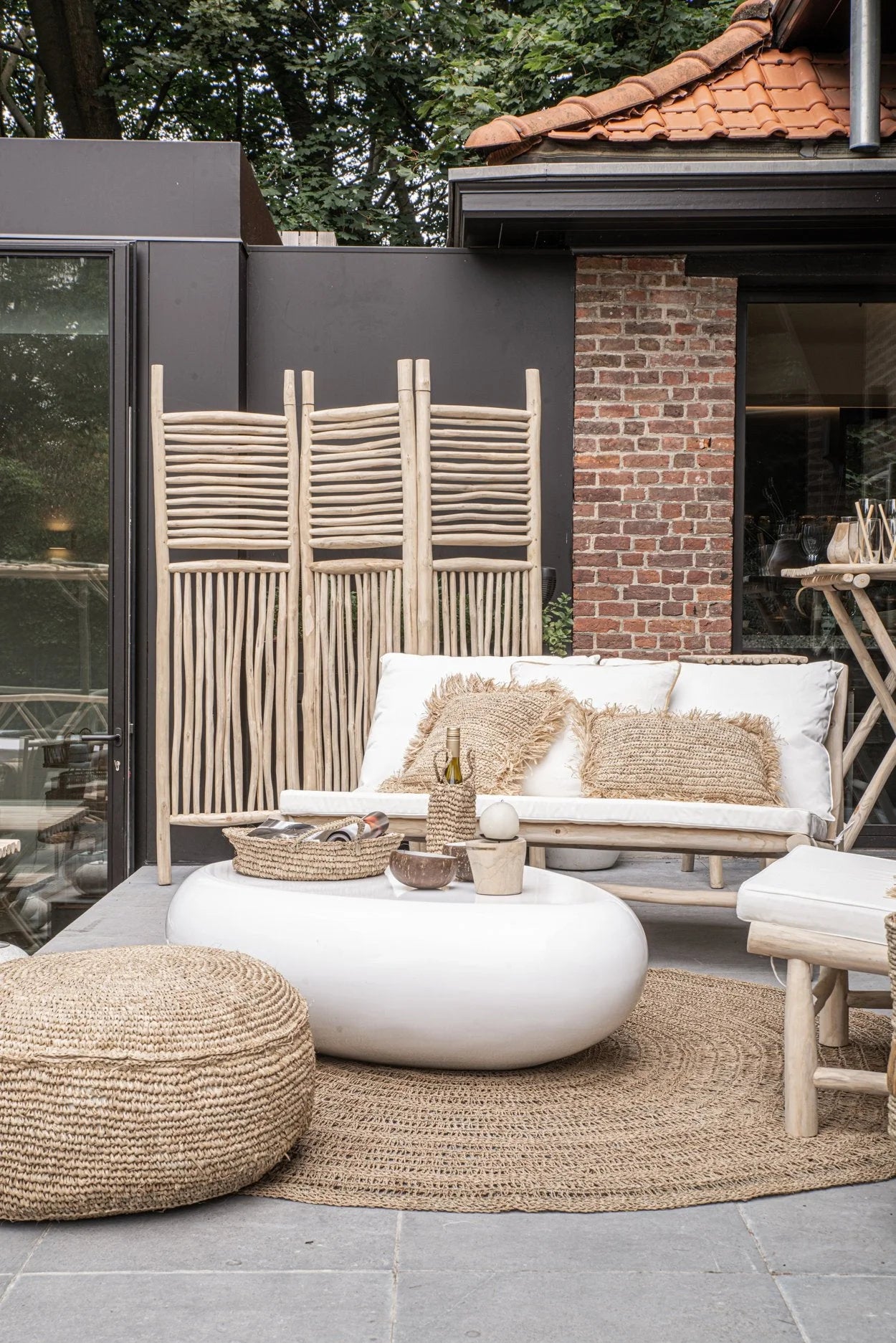 Arrangement de sièges extérieurs avec pouf rond en raphia tressé naturel Ø60 cm