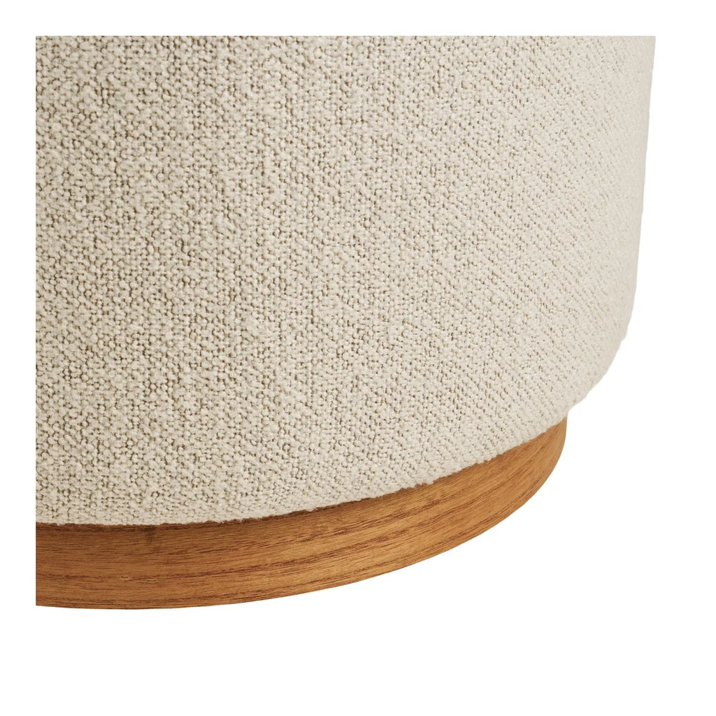 Ottoman rond en tissu bouclé beige clair avec base en bois naturel et jambes circulaires