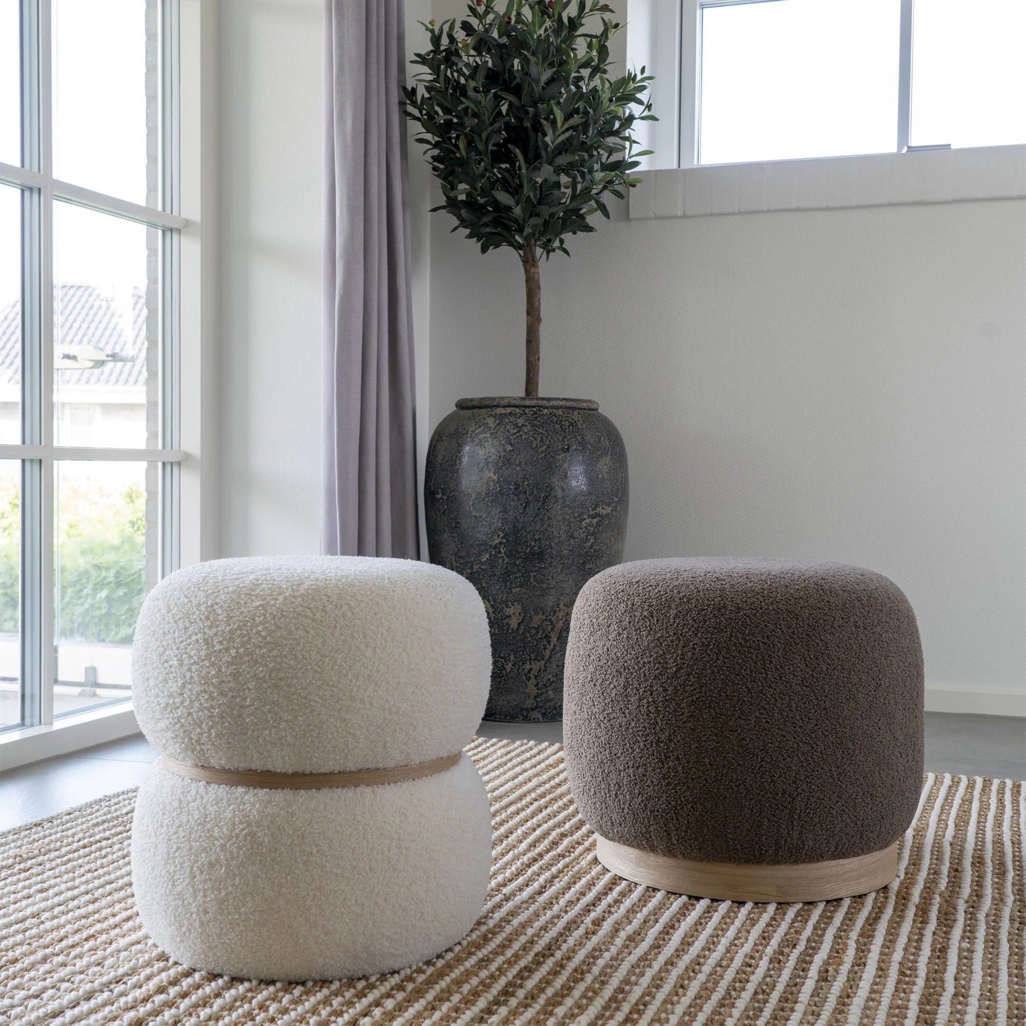 Poufs rond en tissu bouclé marron crème, socle bois clair, Ø44,5 cm