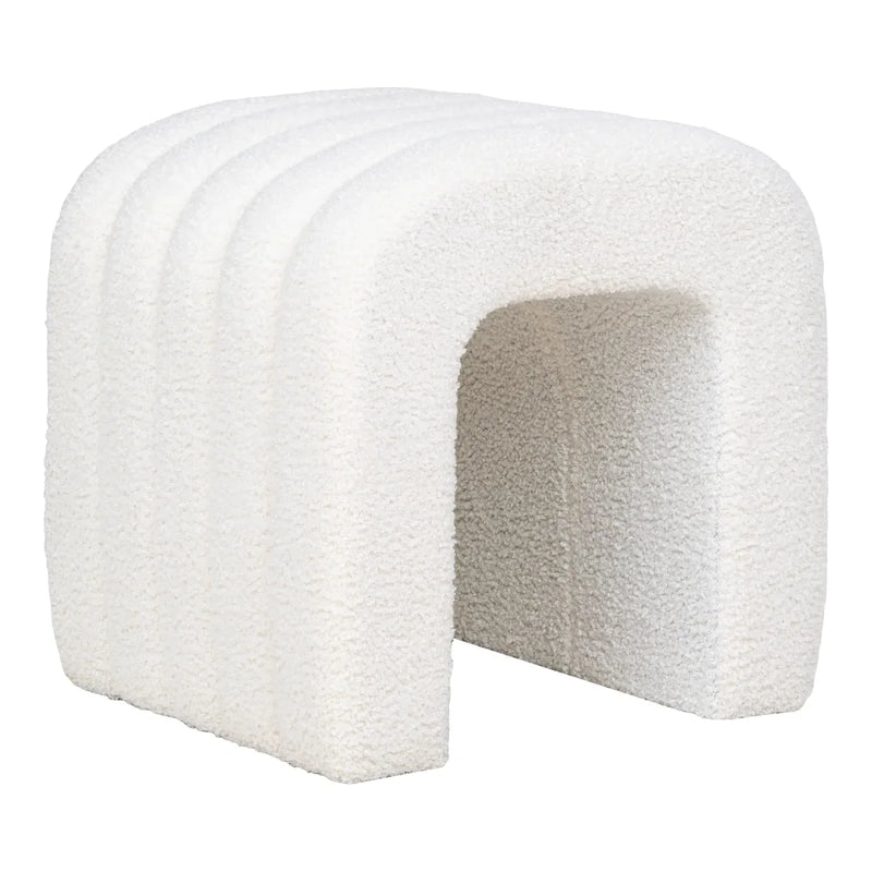 Pouf en tissu bouclé blanc crème forme ondulée – 41x36,5 cm