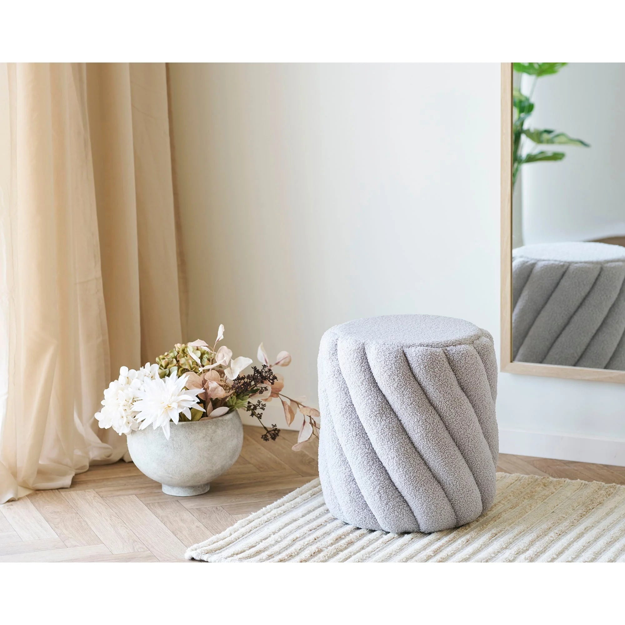 Pouf tissu bouclé greige avec relief torsadé rond cylindrique Ø38xH40 cm