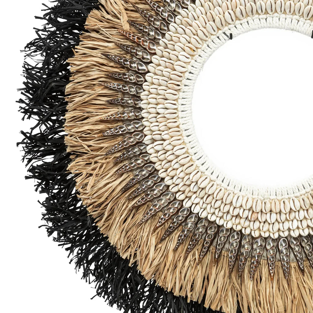 Décoration murale circulaire avec coquillages, paille et frange noire 80 cm