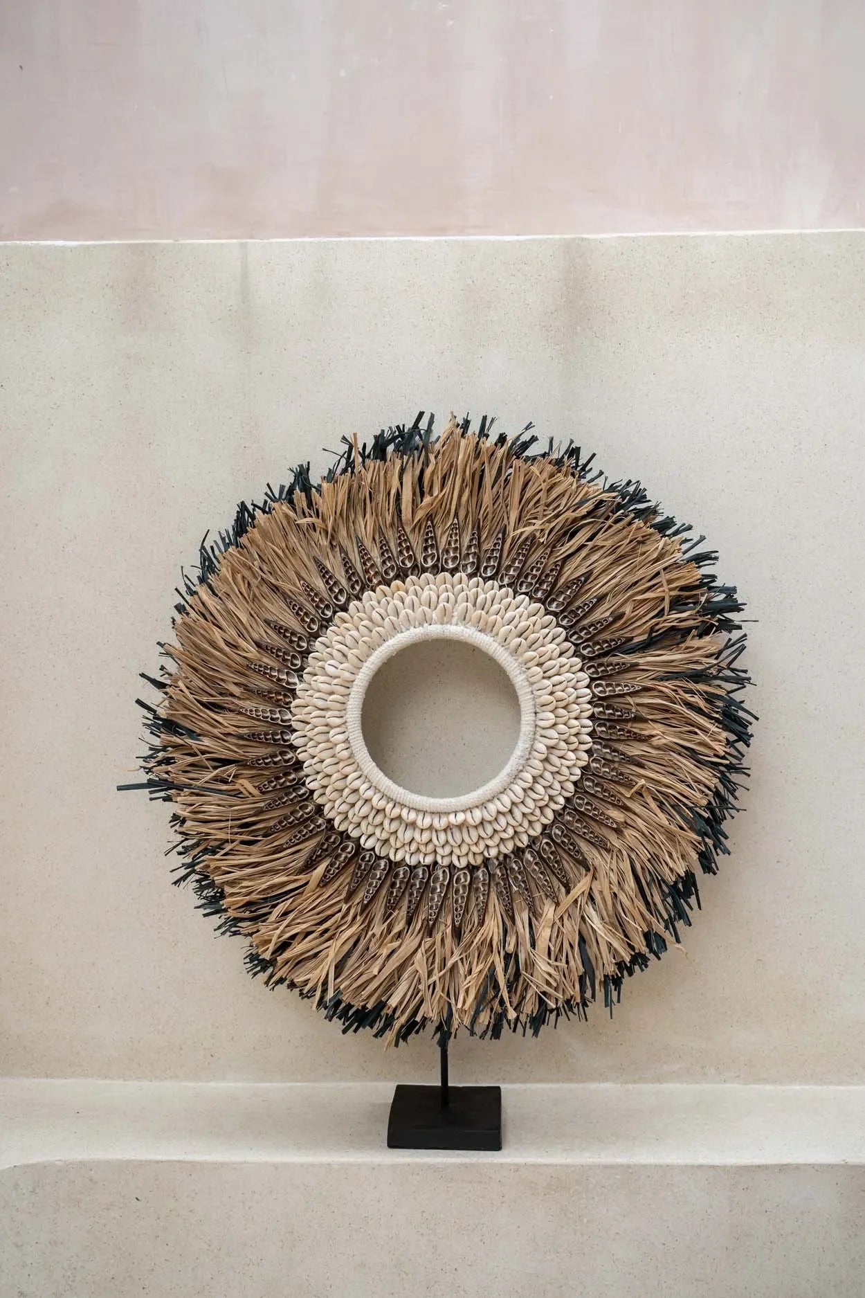 Décor mural rond en raphia avec coquillages sur support de 80 cm