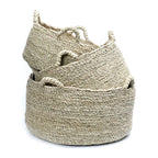 Pile de paniers tissés naturels pour Les Quatre Mains Baskets M