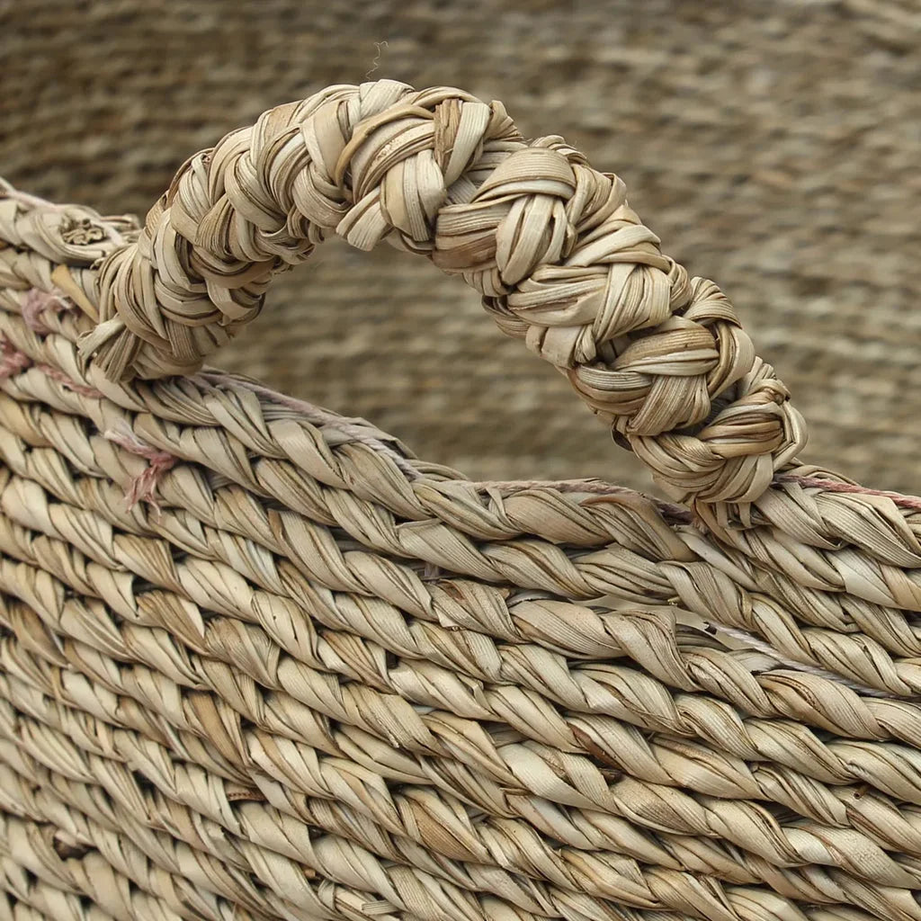 Panier en paille tissée avec poignée tressée de la gamme Les Quatre Mains Baskets Naturel M
