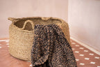 Panier en osier avec textile à motifs pour Les Quatre Mains Baskets Naturel M