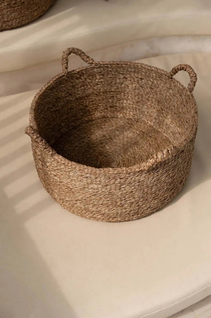 Panier rond tissé avec poignées pour le produit Les Quatre Mains Baskets Naturel M