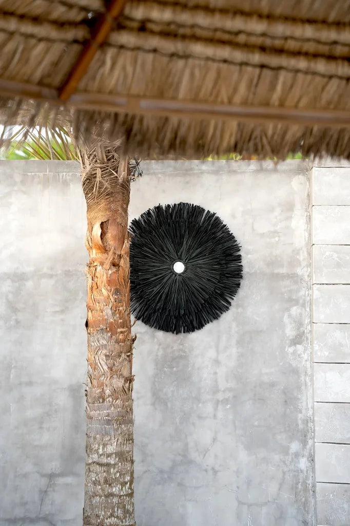 Décoration murale ronde noire Le Raffia Juju Noir pour intérieur élégant