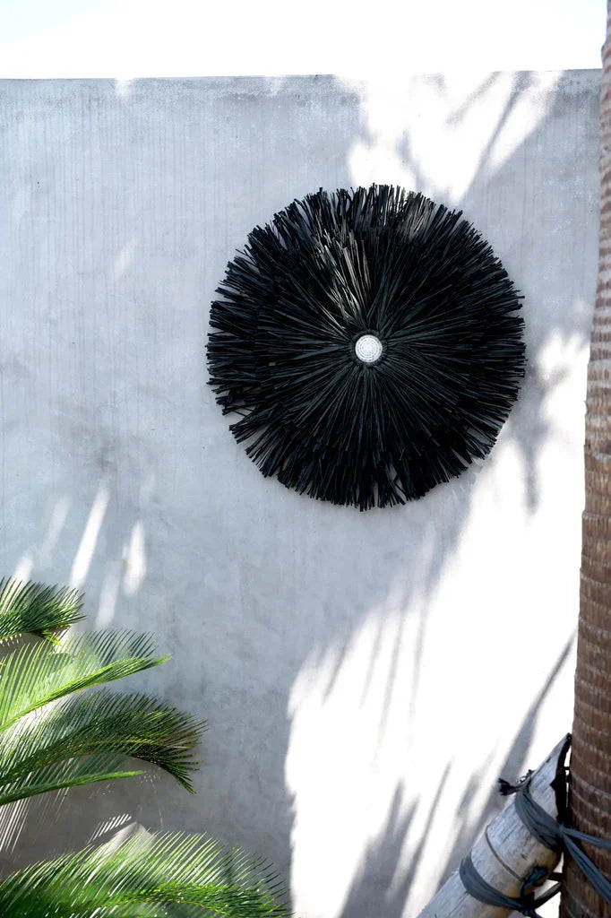 Décoration murale en fibre noire Le Raffia Juju Noir pour intérieur élégant