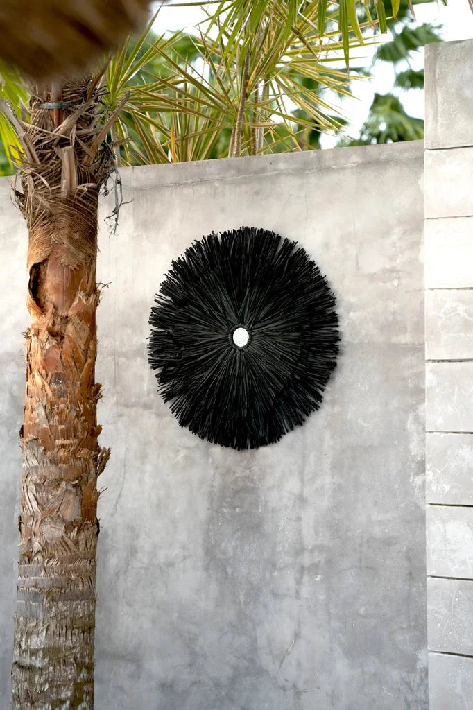 Décoration murale en fibre noire Le Raffia Juju Noir pour intérieur sophistiqué