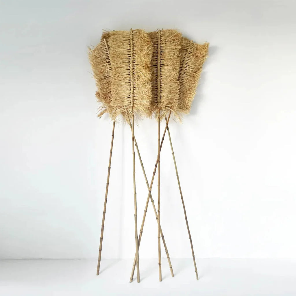 Quatre sculptures en bambou et paille pour La Raffia Palmeira Naturel