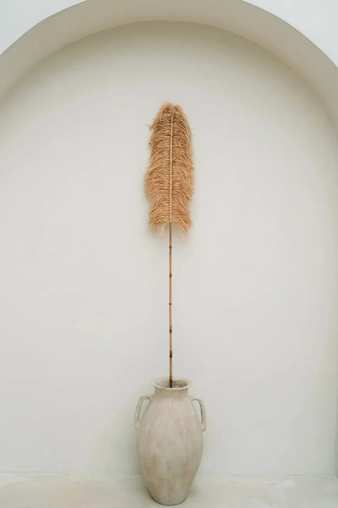 Plante haute, bronzée et feathery dans un vase neutre pour La Raffia Palmeira Naturel