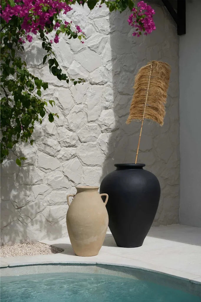 Deux vases décoratifs dans le produit La Raffia Palmeira Naturel posant élégamment