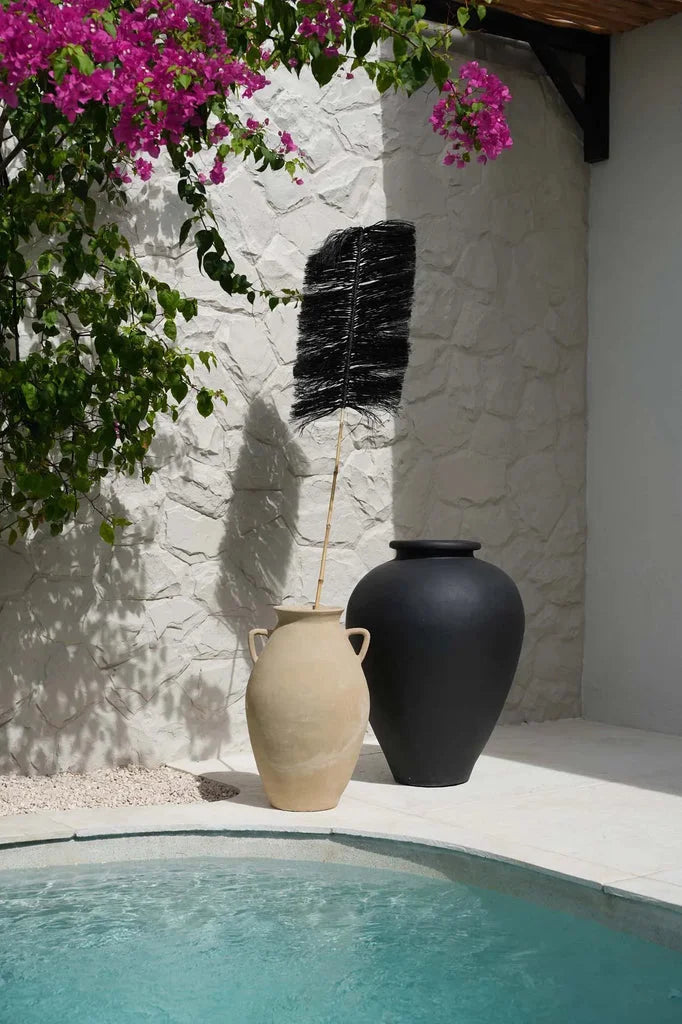 Deux vases décoratifs.