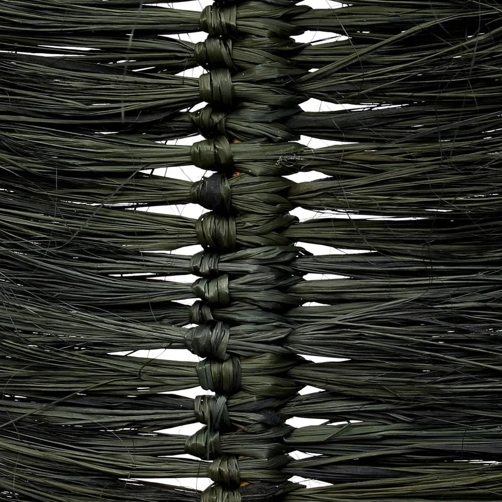 Tapis en raphia tissé vert foncé.