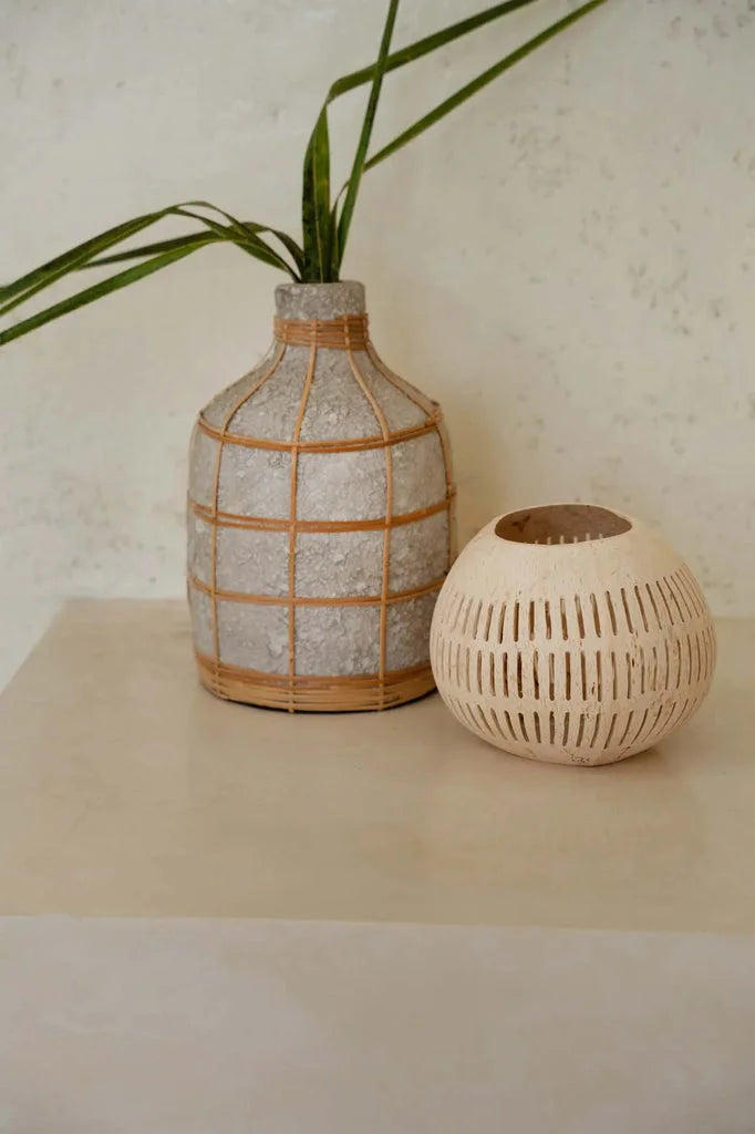 Deux vases décoratifs dans le produit La Rayure de Noix de Coco I Naturel 40
