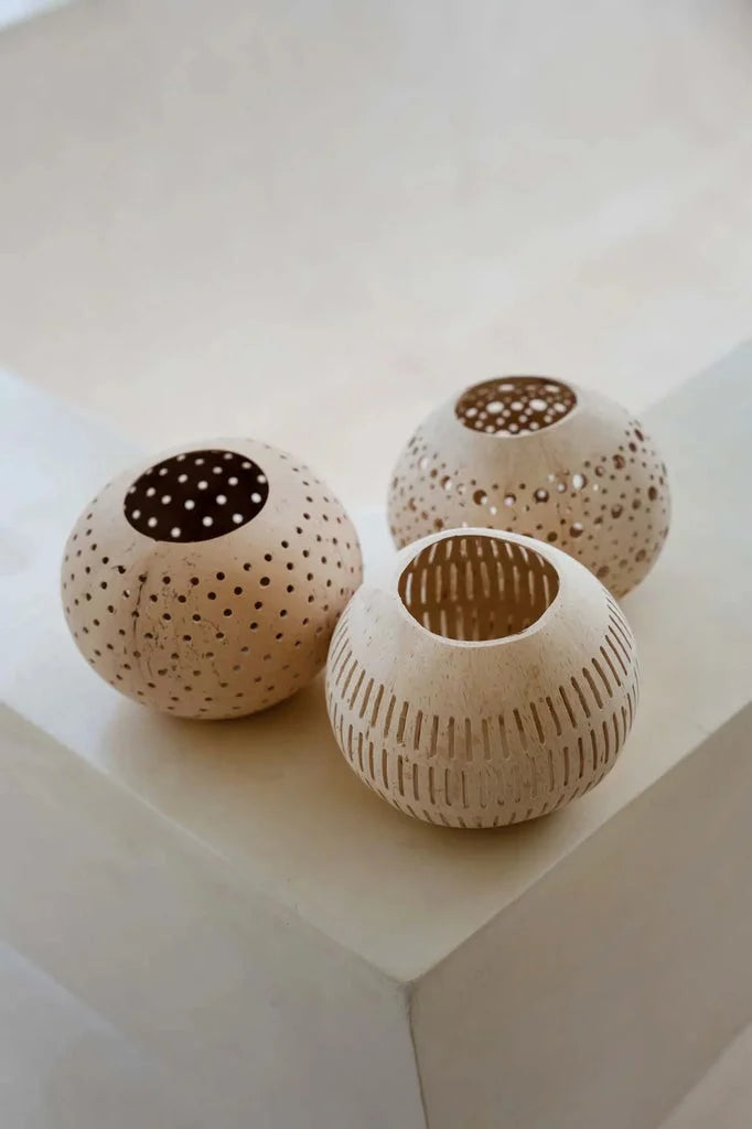 Trois vases sphériques décoratifs perforés de La Rayure de Noix de Coco I Naturel 40