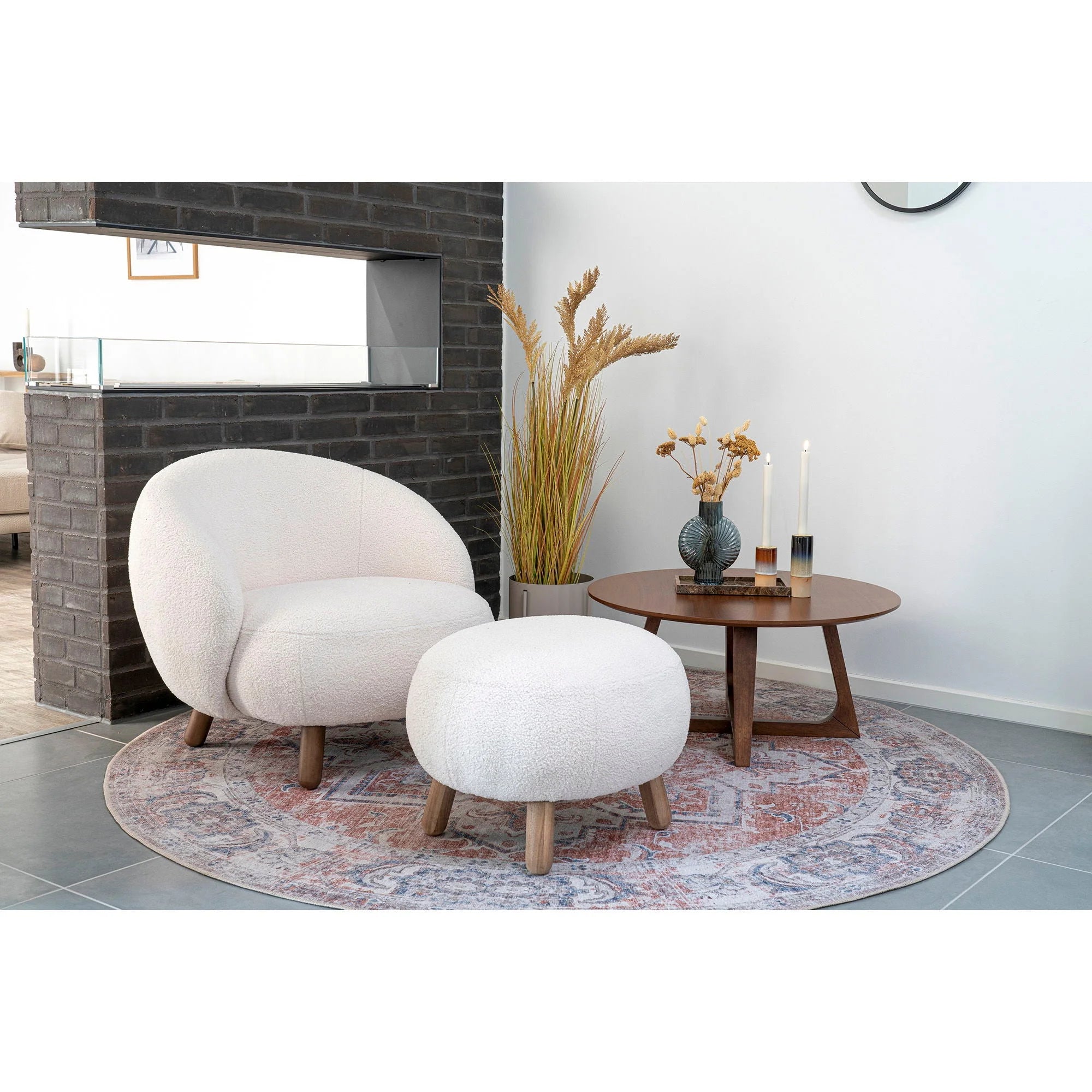 Fauteuil crème bouclé avec pieds bois naturel, H41 cm