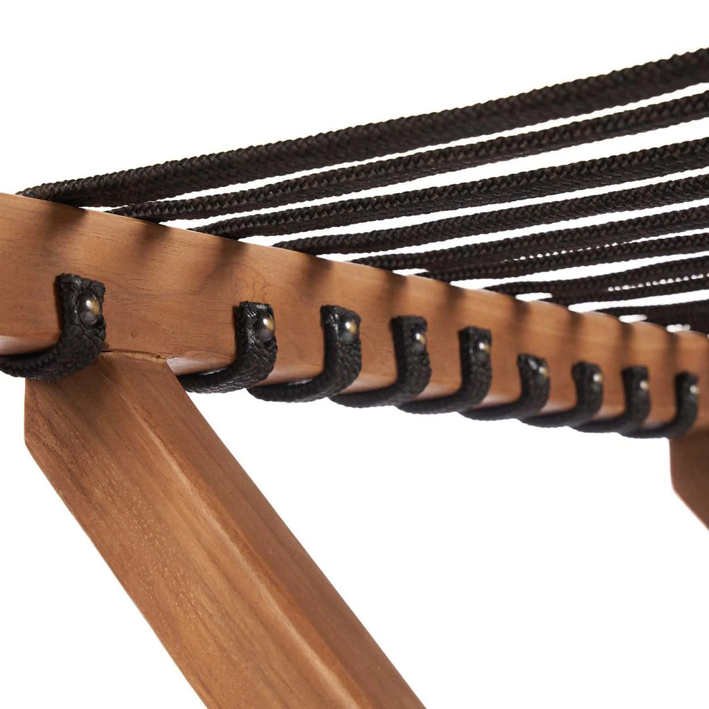 Pergola en bois avec canopy en corde noire pour espace extérieur élégant