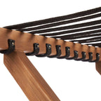 Pergola en bois avec canopy en corde noire pour espace extérieur élégant