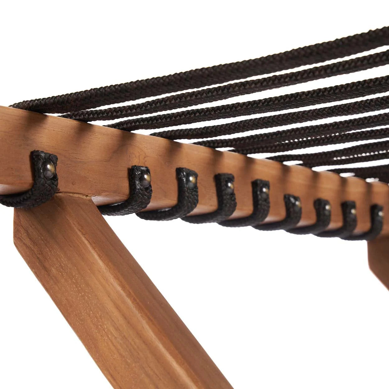 Pergola en bois avec canopy en corde noire pour espace extérieur élégant
