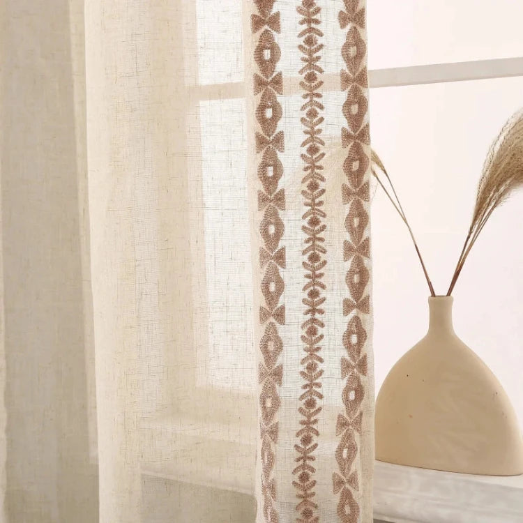 Rideau bohème beige installé dans un salon bohème.