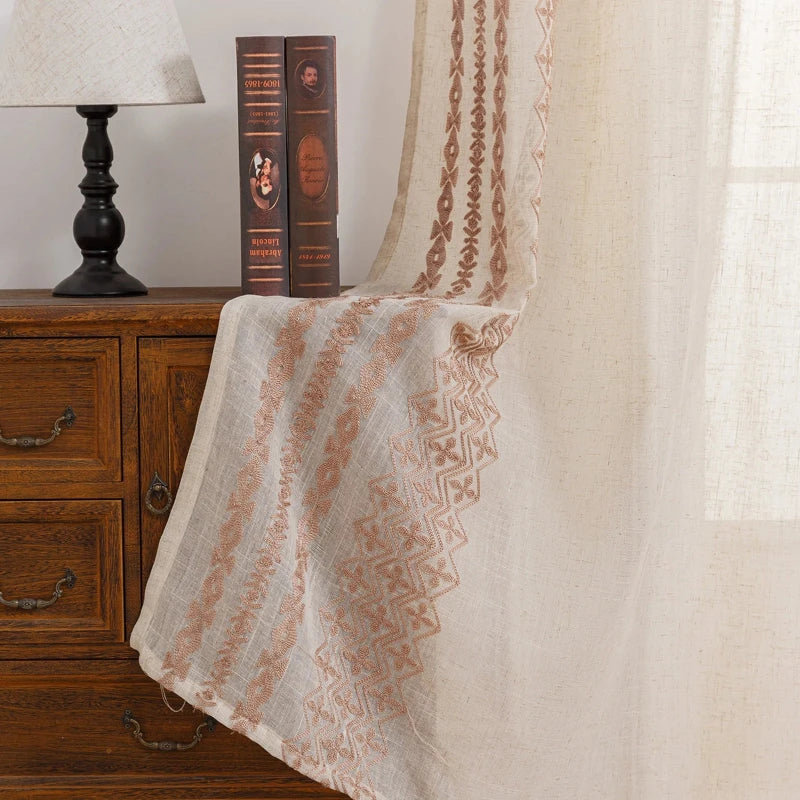 Gros plan sur la texture du rideau bohème beige.