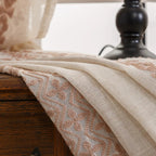 Zoom sur les détails du rideau bohème beige.