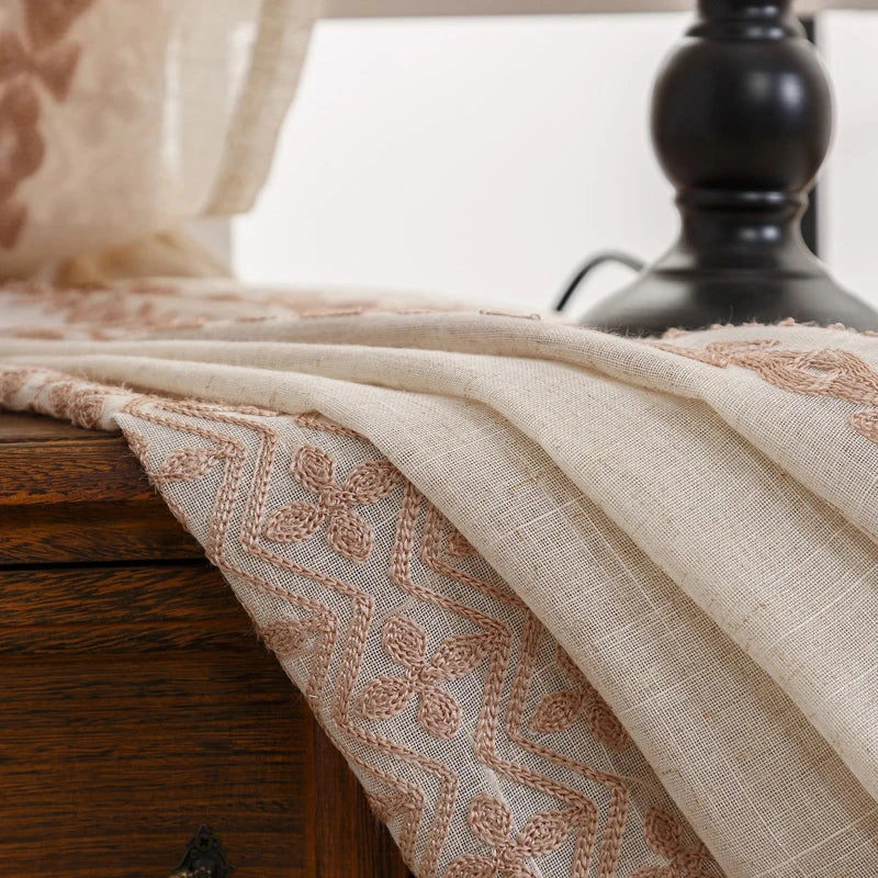 Zoom sur les détails du rideau bohème beige.