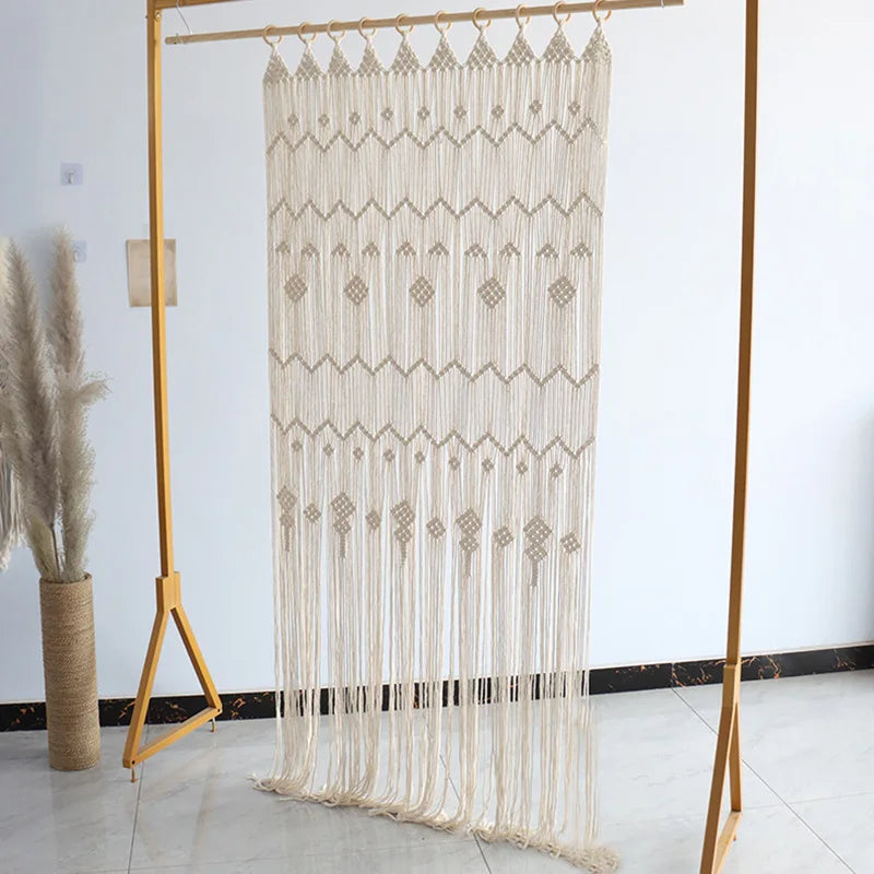 Rideau bohème macramé en situation dans un salon