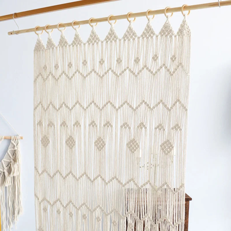 Rideau bohème macramé en situation dans un salon bohème.