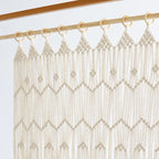 Gros plan sur le tissage du rideau bohème macramé.
