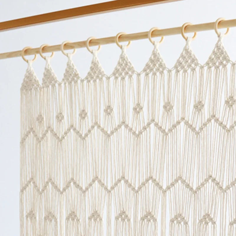 Gros plan sur le tissage du rideau bohème macramé.