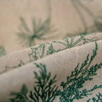 Zoom sur les détails du motif feuillage du rideau champêtre.