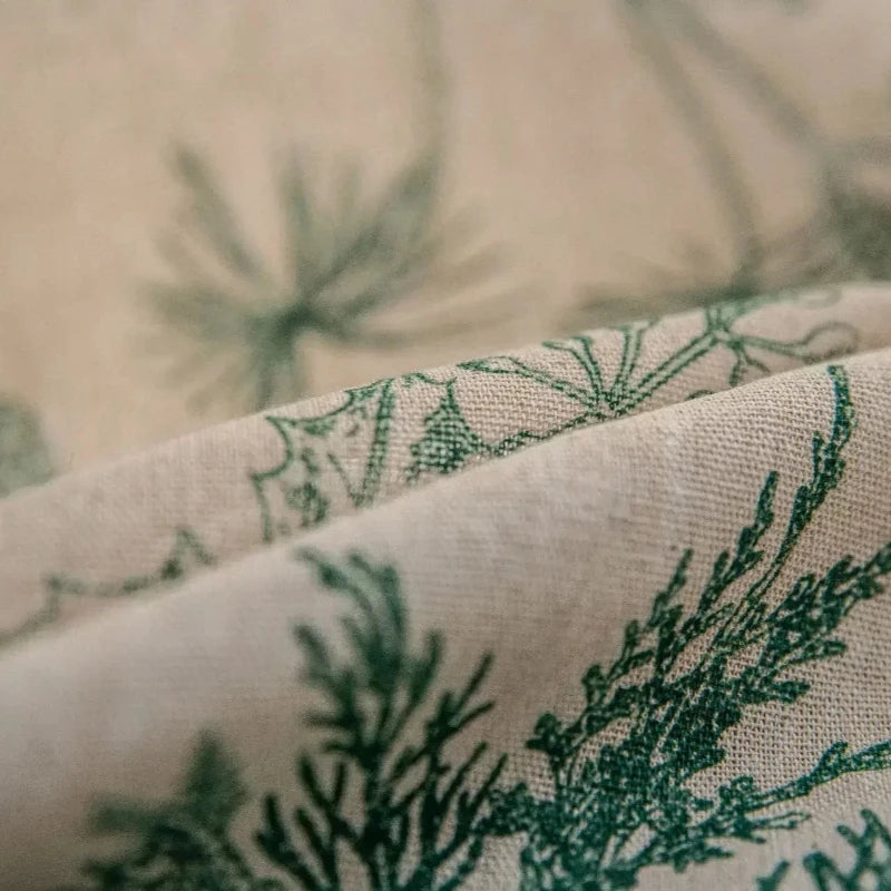 Zoom sur les détails du motif feuillage du rideau champêtre.