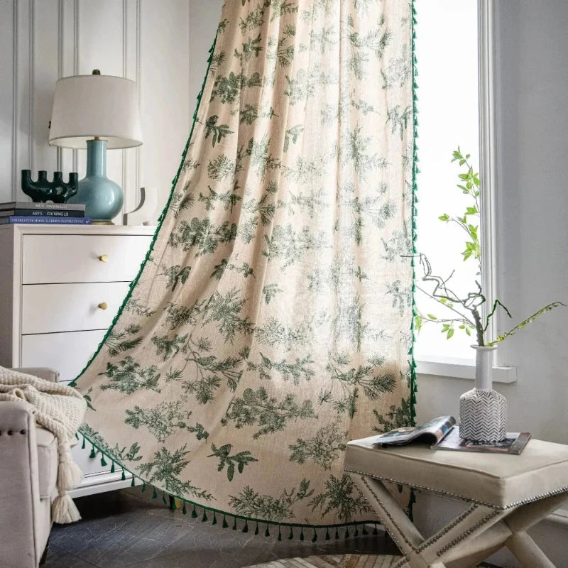 Rideau champêtre avec motifs feuillage et franges, vue générale.