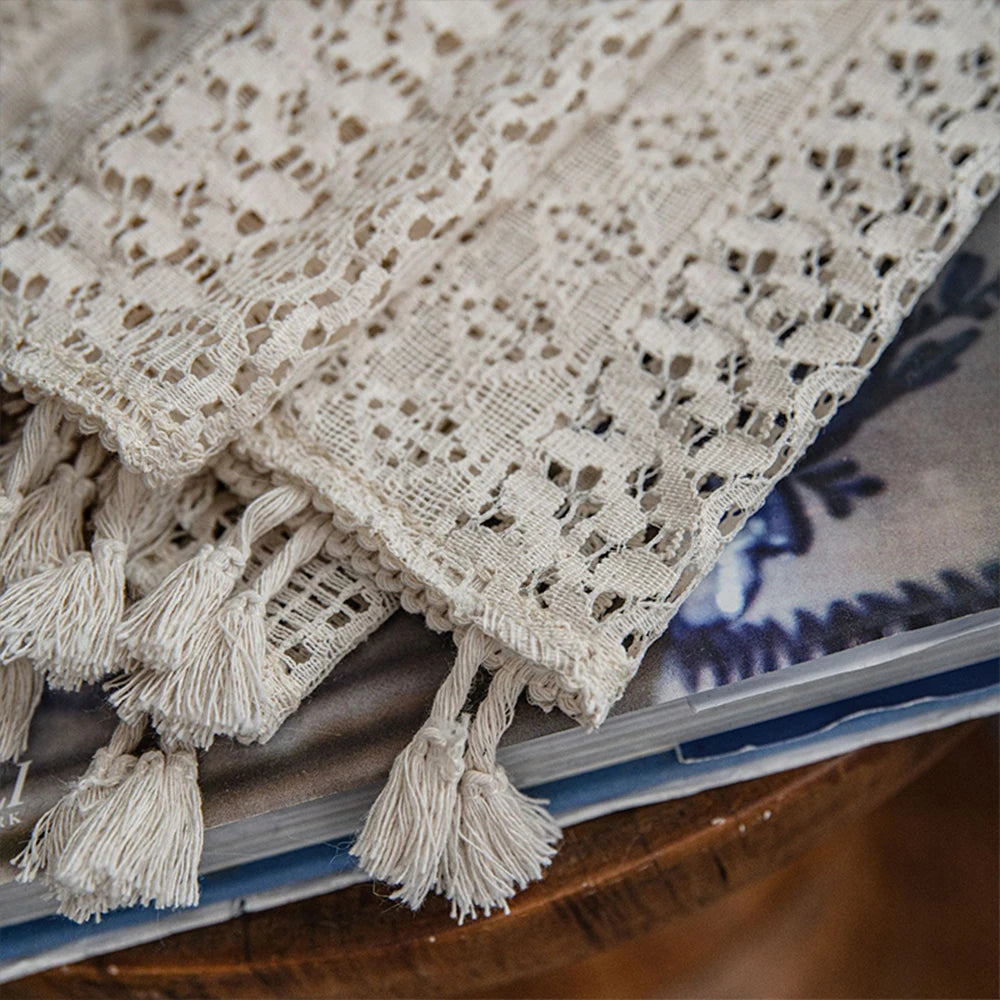Gros plan du tissu translucide du rideau dentelle bohème.