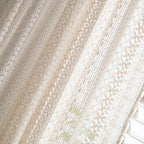 Gros plan du tissu translucide du rideau dentelle bohème.