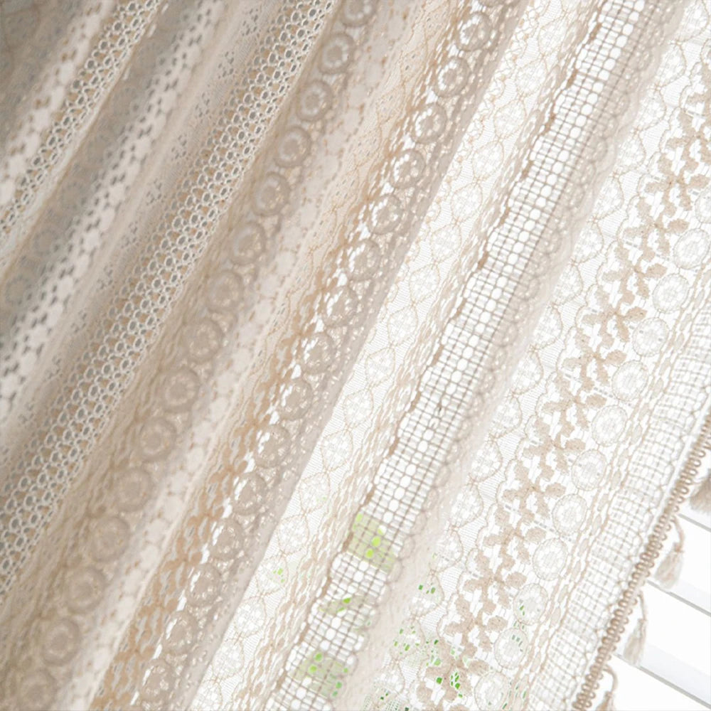 Gros plan du tissu translucide du rideau dentelle bohème.