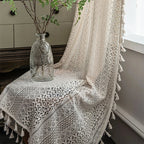 Vue de côté du rideau dentelle bohème installé dans un salon.
