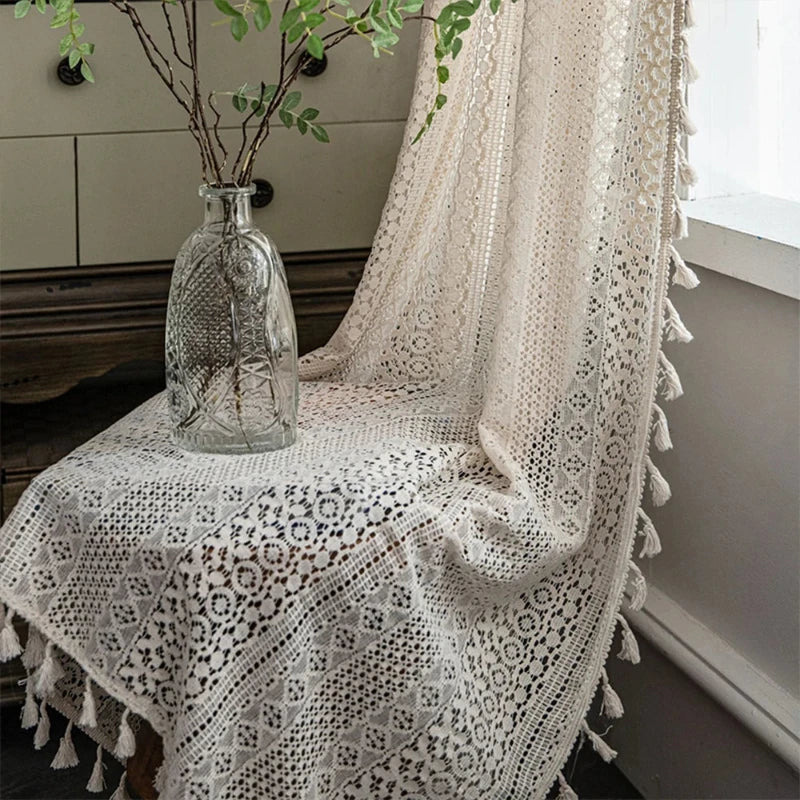 Vue de côté du rideau dentelle bohème installé dans un salon.
