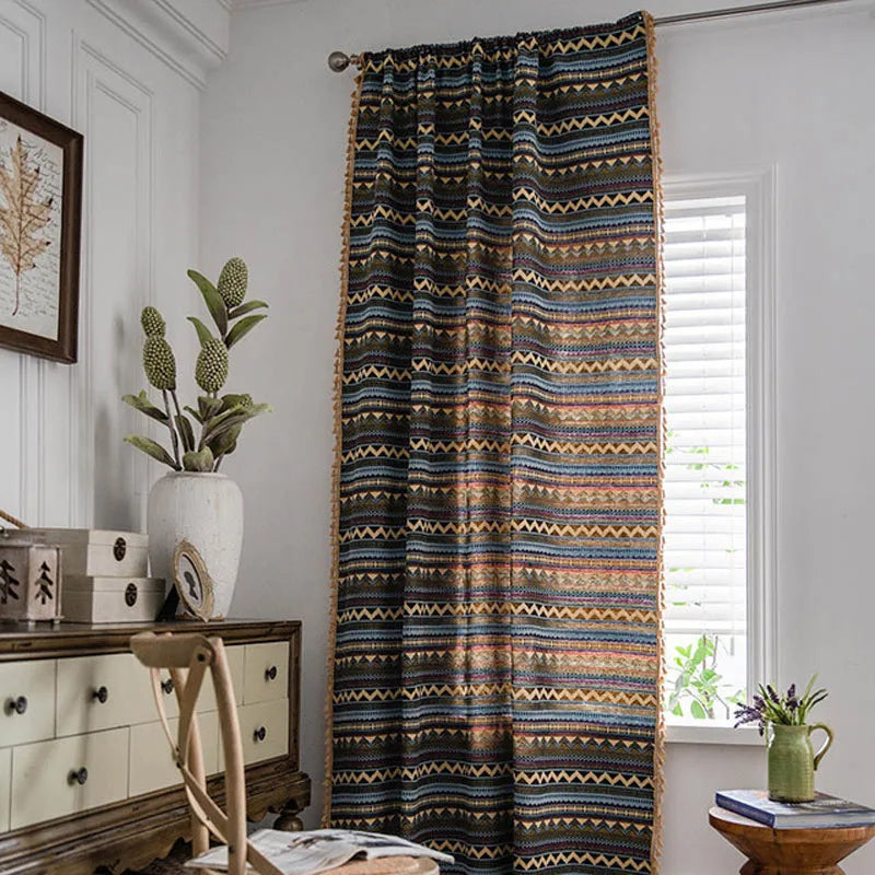 Rideau motif ethnique en situation dans un salon vintage.