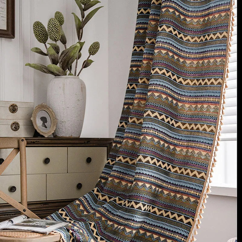 Rideau motif ethnique installé dans un salon bohème.