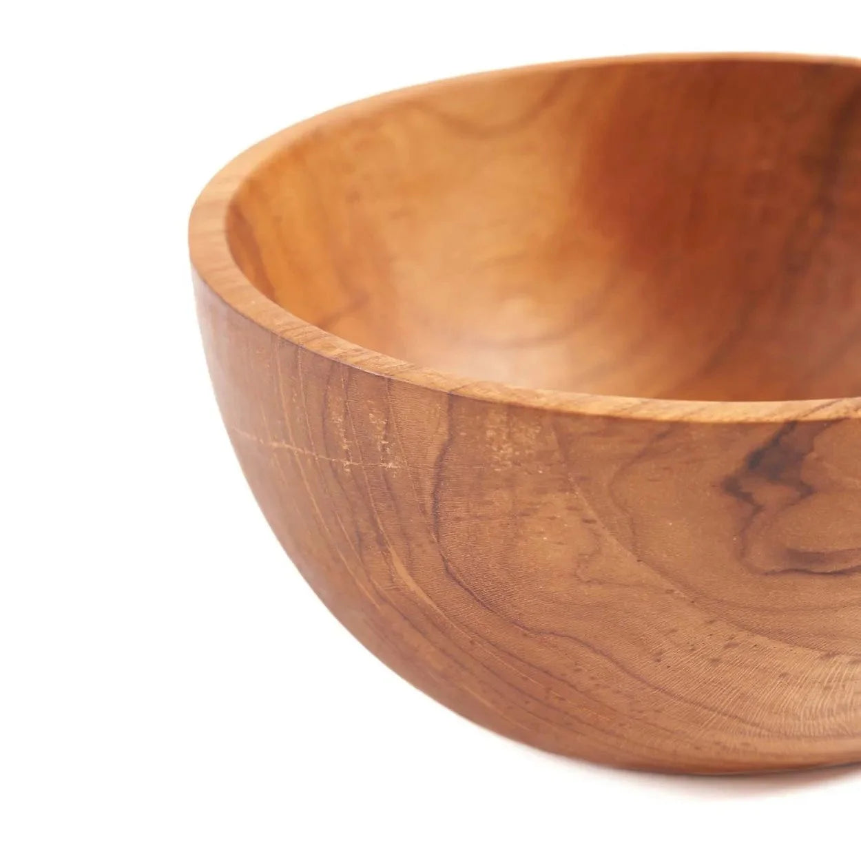 Saladier rond en bois de teck naturel avec veines apparentes, mettant en valeur le grain