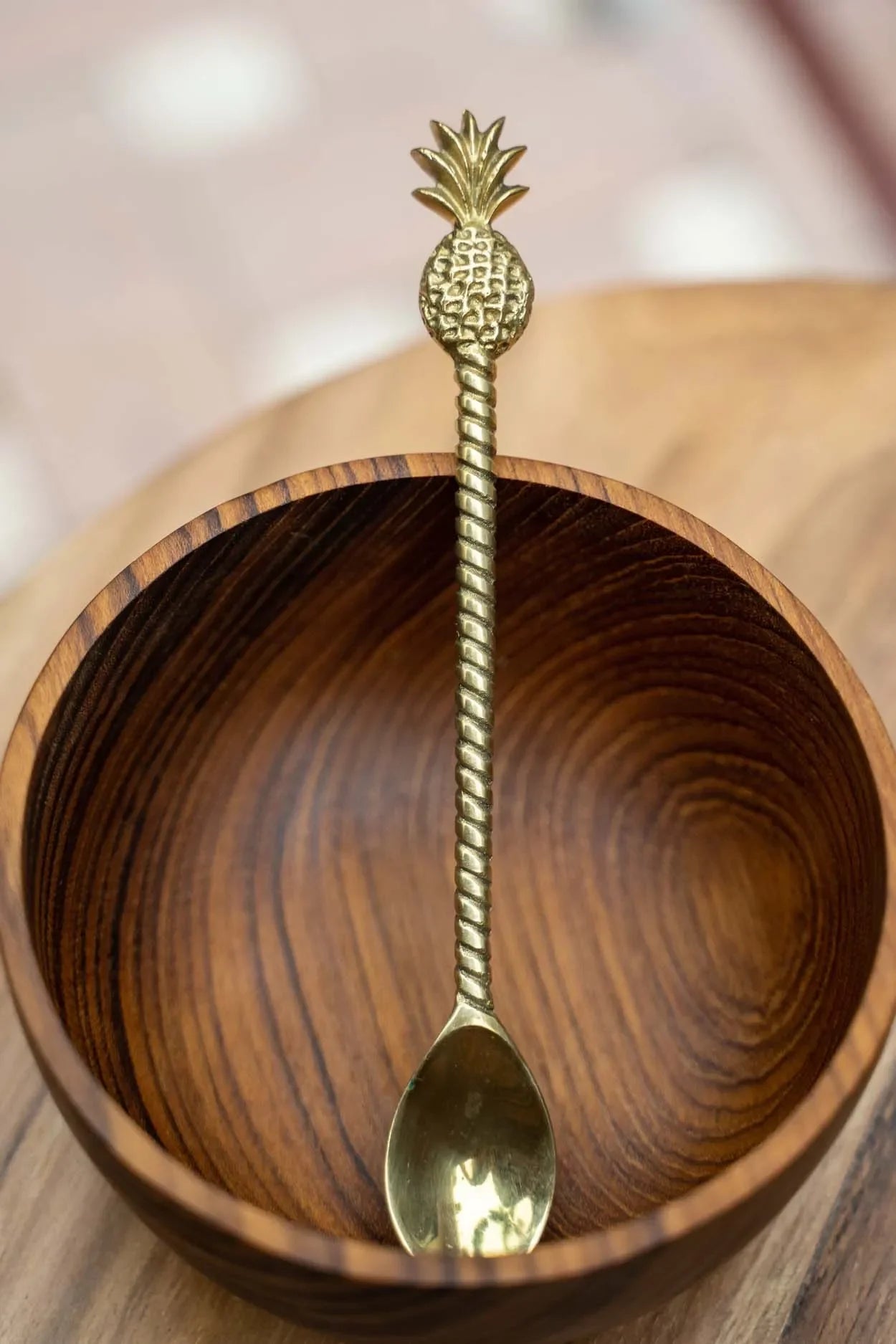 Cuillère avec ananas en or sur un Saladier en teck naturel 15 cm